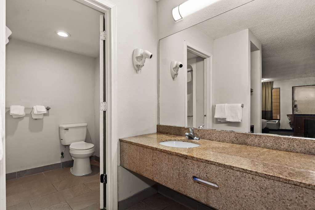 Rodeway Inn Lumberton Central - photo 21