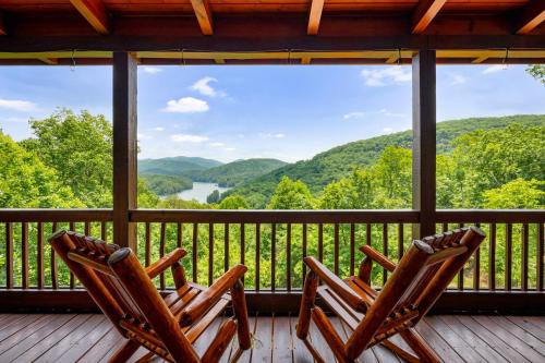 Comfortably Numb Lake Blue Ridge View Hot Tub Game Room Outdoor Fire Pit Panoramic Lake Blue Ridge Views Blue Ridge GA in Blue Ridge, United States