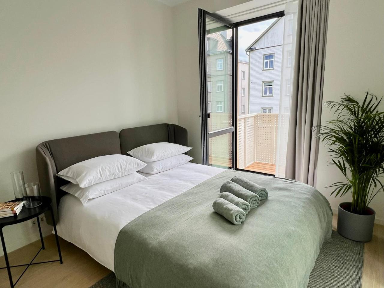 Brand new city centre apartment free parking spot