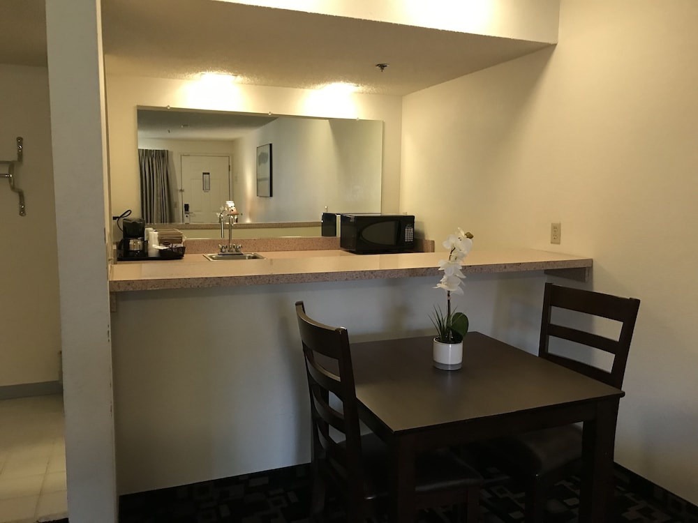 MorningGlory Inn & Suites - photo 7