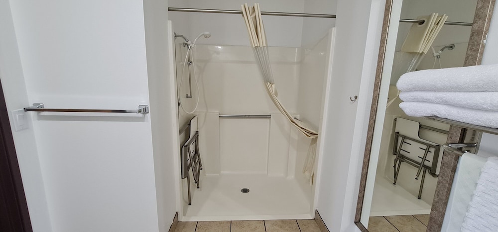 Oakridge Inn & Suites - photo 28