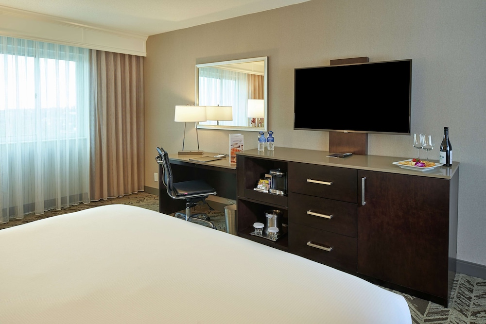 Hilton Cincinnati Airport - photo 12