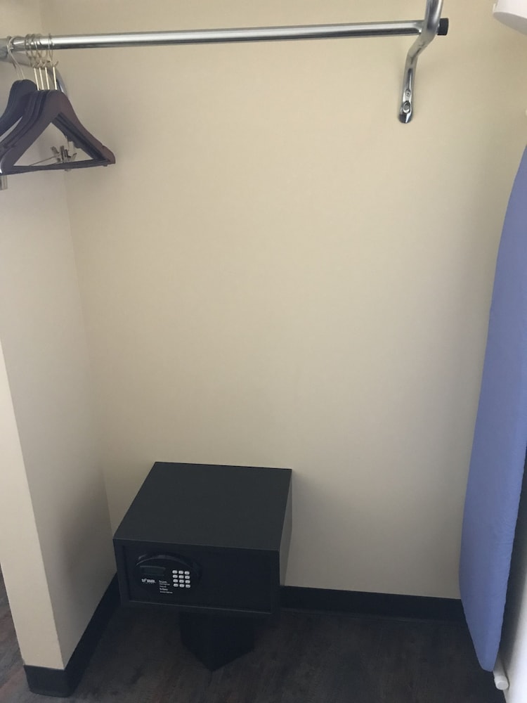 Edgewood Hotel & Suites - photo 18