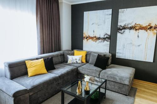 Charlotte Apartment 2Bedrooms w Parking near Nymphaea — Oradea — photo 2