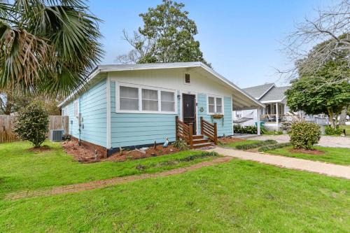 Sandy Feet Getaway Spacious Coastal Retreat 3 MIn Walk to Coast in Gulfport, United States