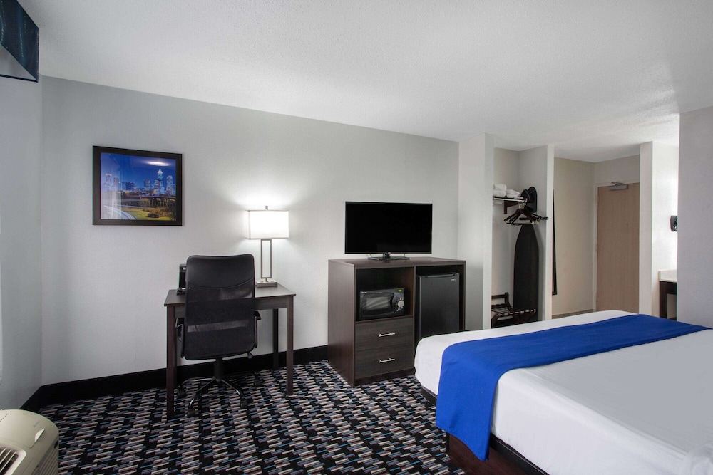 Baymont by Wyndham Charlotte University - photo 10
