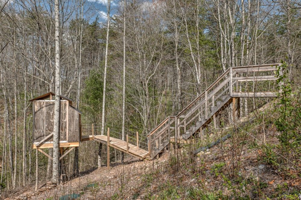 Mountain Views Hot Tub & Pool Table Fire Pit Games — 4-Star Luxury Hotel in Epworth, United States