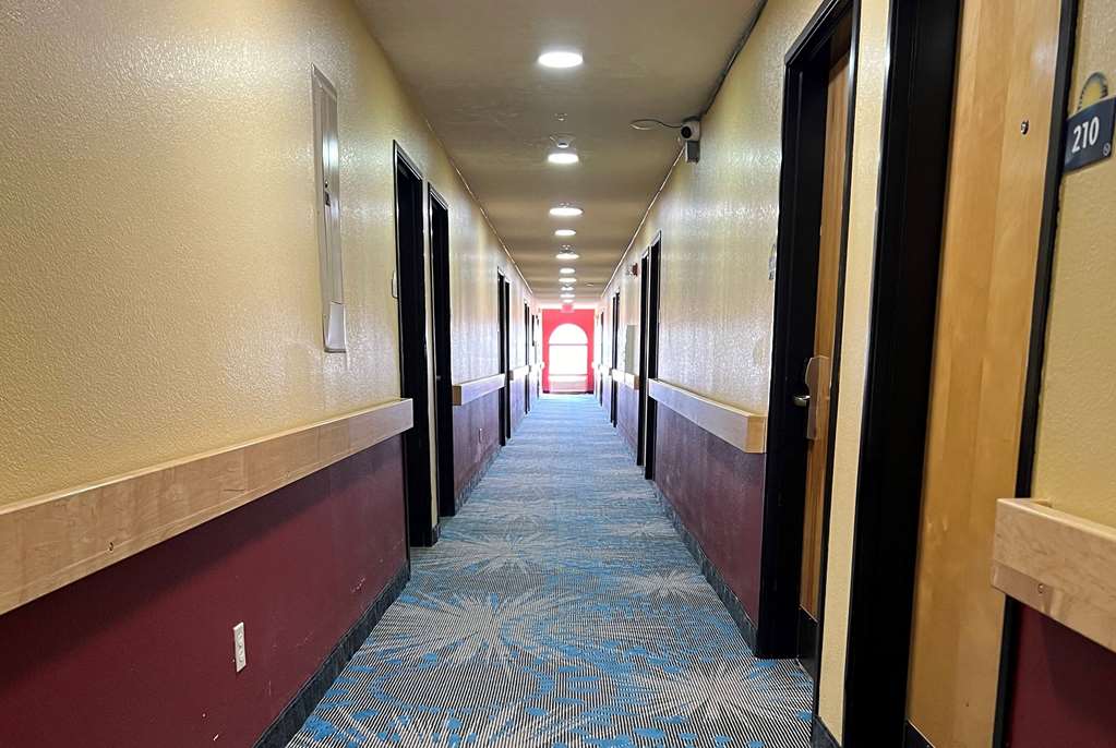 Days Inn & Suites by Wyndham Hutchinson - photo 42