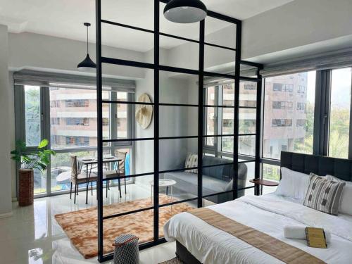 Gora studio in Avant BGC parking with fee — 4-Star Luxury Hotel in Manila, Philippines