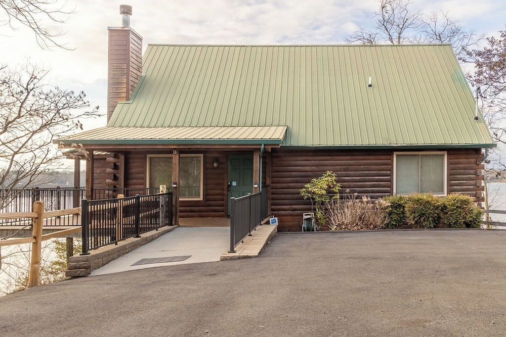 Waters Edge in Dandridge, United States