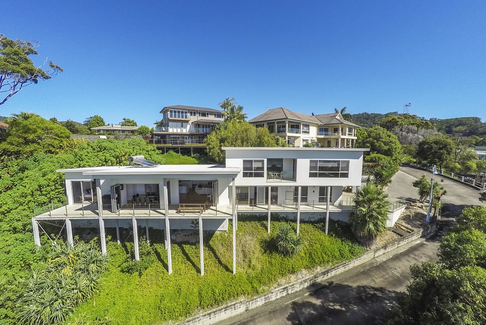 Cinque Terre — 4-Star Luxury Hotel in Sapphire Beach, Australia