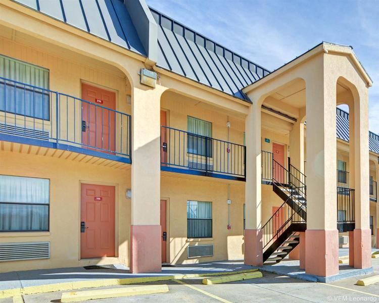 Econo Lodge Marshall - photo 17