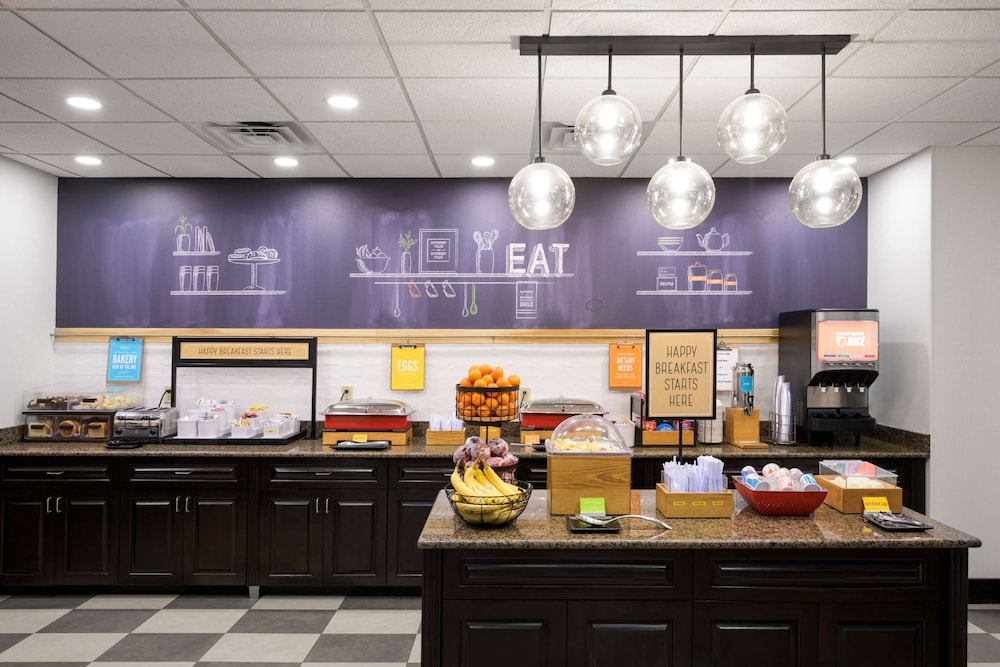 Hampton Inn Evansville Airport - photo 33