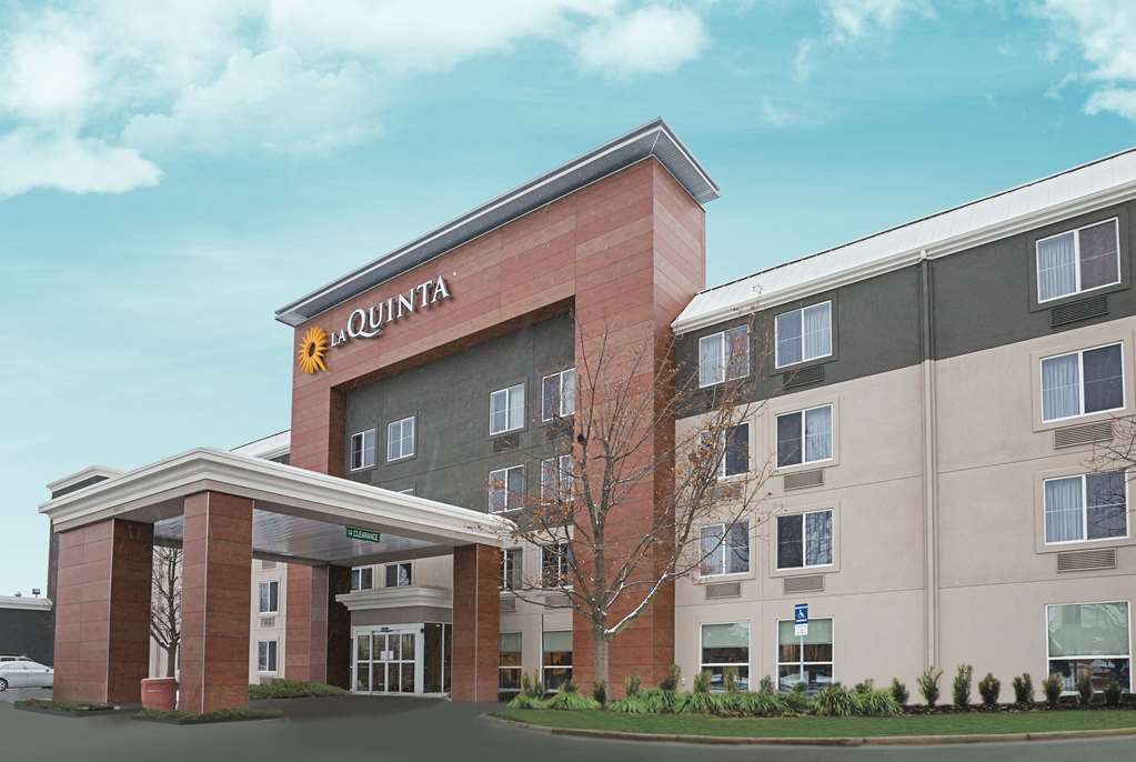 La Quinta Inn & Suites by Wyndham Detroit Utica - photo 2