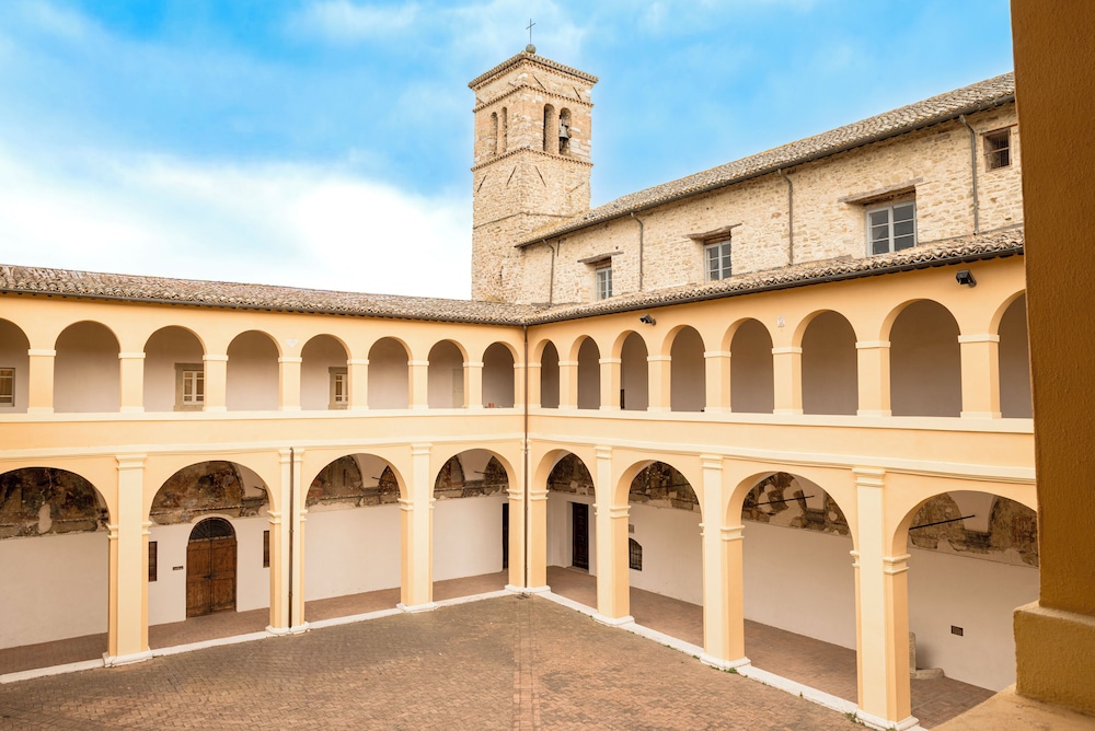 Il Chiostro Di San Domenico — Bevagna