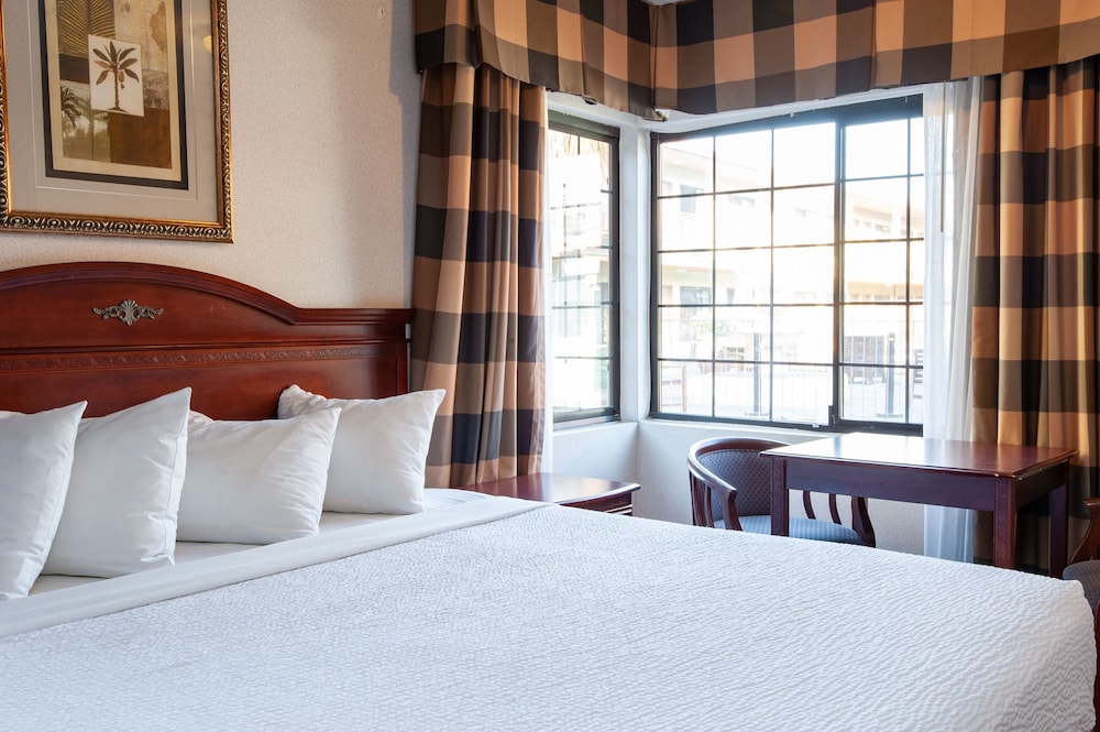 Studio City Court Yard Hotel - photo 23