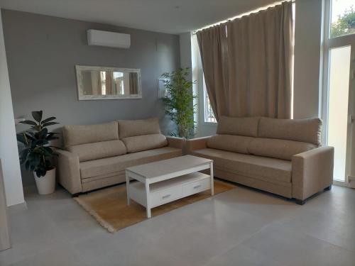 Baeza Aloja Cuenta Con Servicios A 1 Y 5 Minutos — Baeza