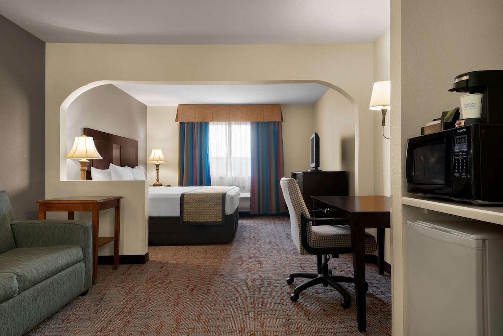 Baymont by Wyndham Belleville Airport Area - photo 20