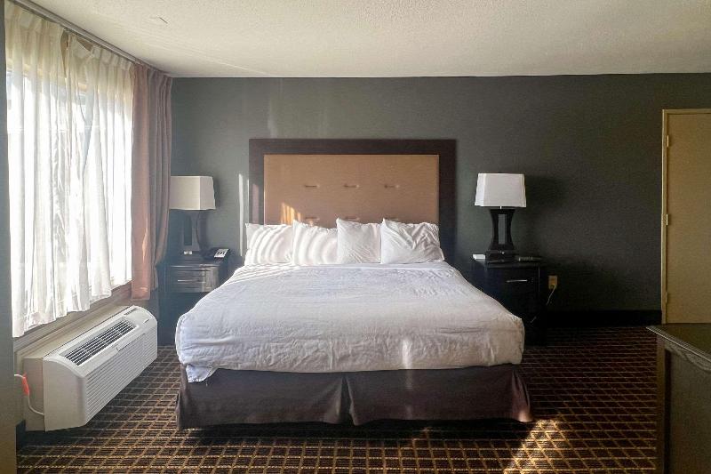 Days Inn by Wyndham Muskegon - photo 32