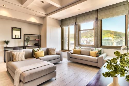 Central City Pad with Gym Pool Iconic Views