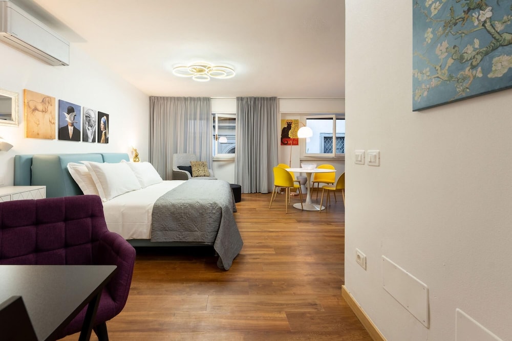 LoveTheStylish OldBridge LoveTheApartments — 4-Star Luxury Hotel in Florence, Italy
