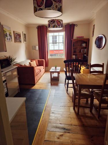 Central Gloucester Self Catering Flat A Hidden Gem — Gloucester — photo 2