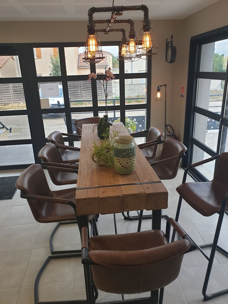 Hotel Restaurant L Horloge Gourmande — Donzere