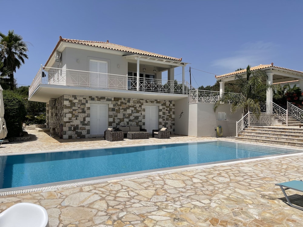 Luxurious Villa in Peloponnese — 4-Star Luxury Hotel in Methoni, Greece