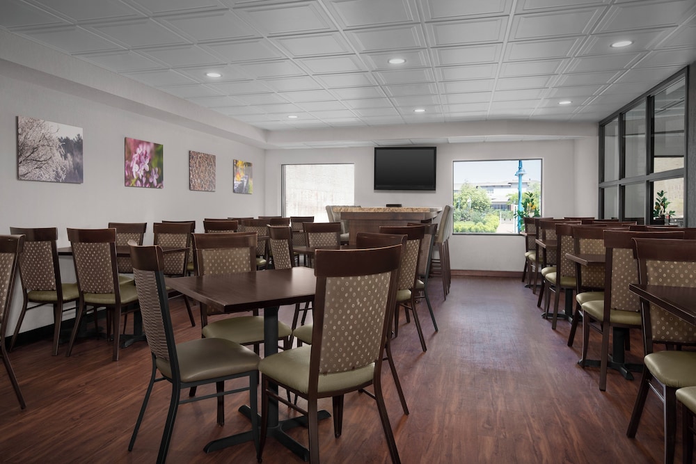 The Suites Hotel at Waterfront Plaza - photo 35