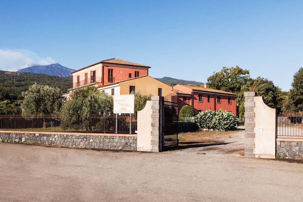 Agriturismo Valle Galfina — 4-Star Luxury Hotel in Linguaglossa, Italy