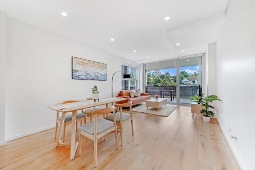 Aircabin Beecroft Cozy Spacious 2 Beds Apt Parking — 4-Star Luxury Hotel in Beecroft, Australia