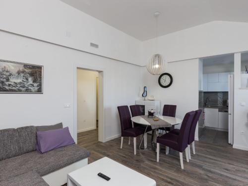 Apartment H&D Two Bedroom Apartment with Balcony and Sea View