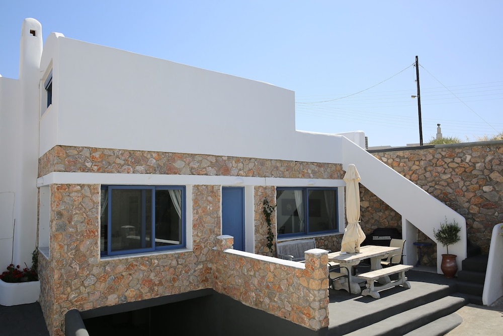 Odysseys House — 4-Star Luxury Hotel in Fira, Greece