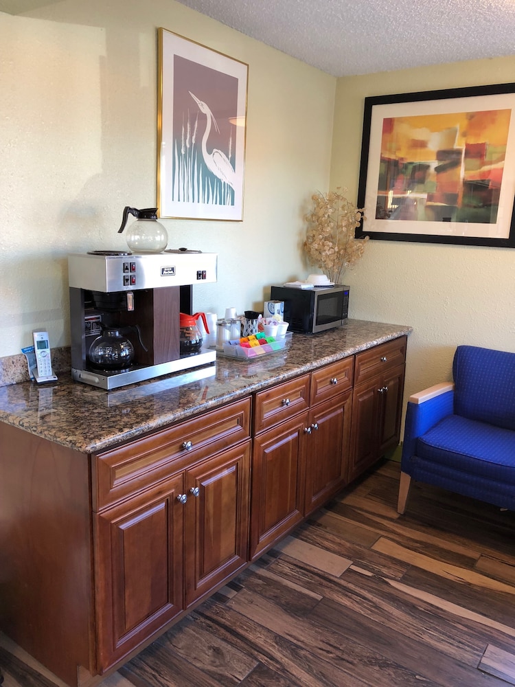 Sumner Motor Inn - photo 13