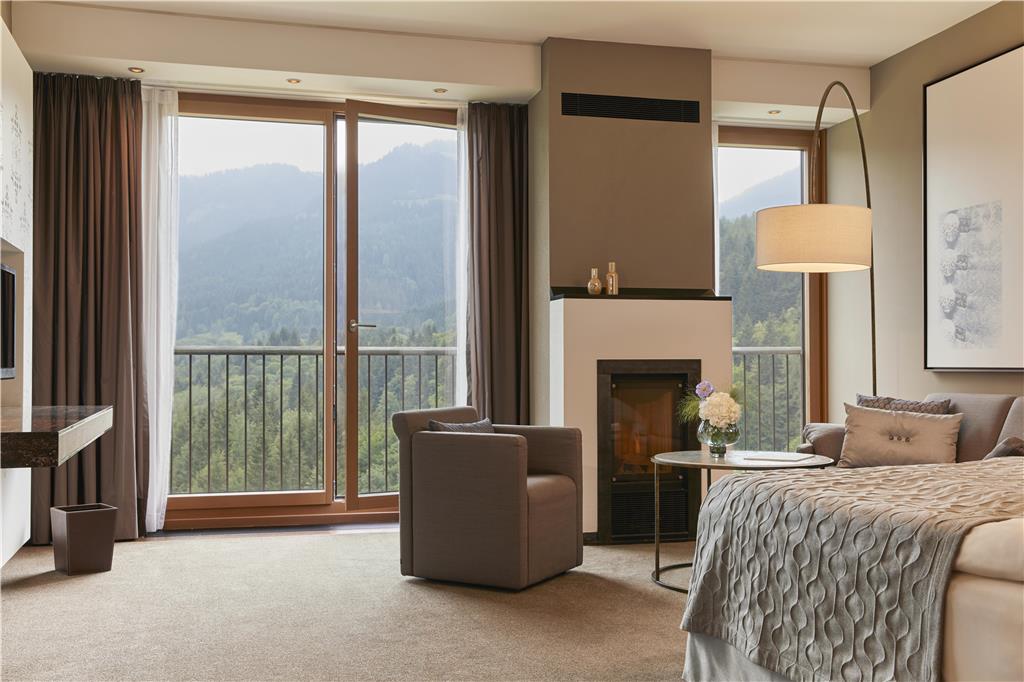 SZG1_Mountain View Room with fireplace 1.jpg