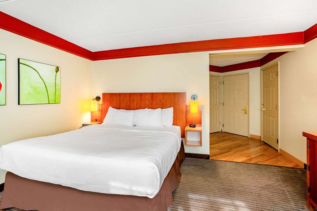 La Quinta Inn & Suites by Wyndham Raleigh Durham Southpoint - photo 24