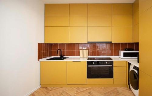 Chic 3BR Apt Near Fabrika By Wehost