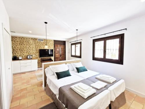 Apartamentos Tres Llaves Palacio de Vela de los Cobos — 4-Star Luxury Hotel in Ubeda, Spain