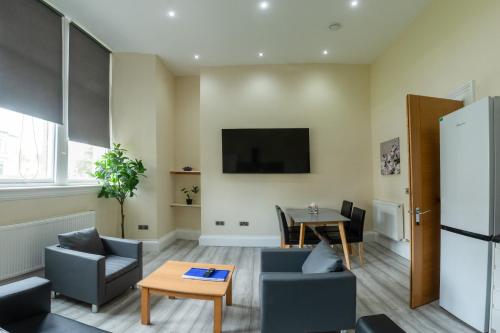 Large Flat in Edinburgh F2 with Mountain View — 4-Star Luxury Hotel in Edinburgh, United Kingdom