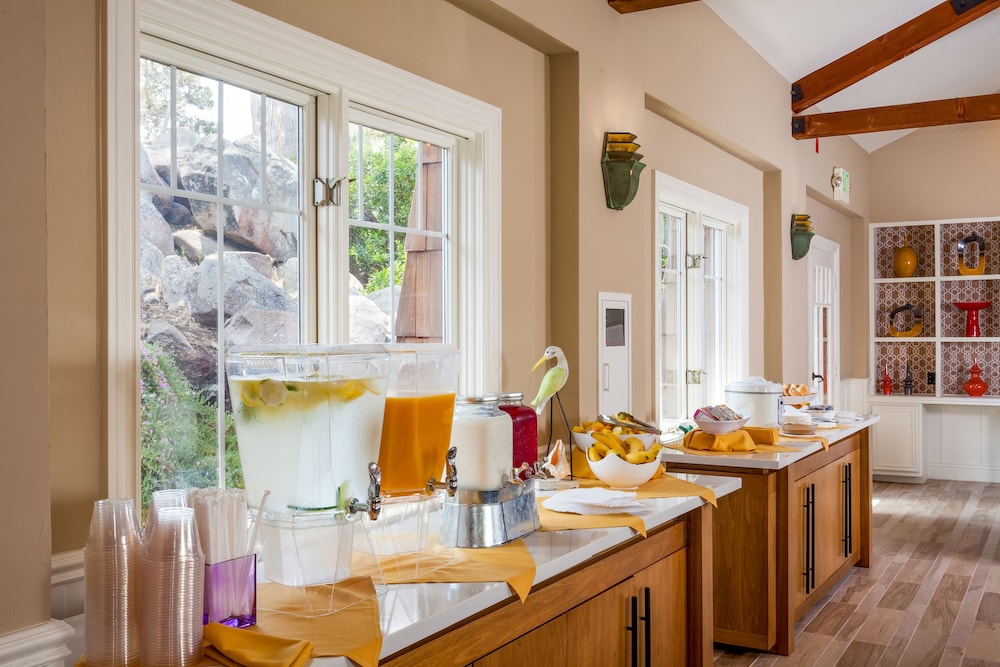 Lighthouse Lodge And Cottages - photo 44