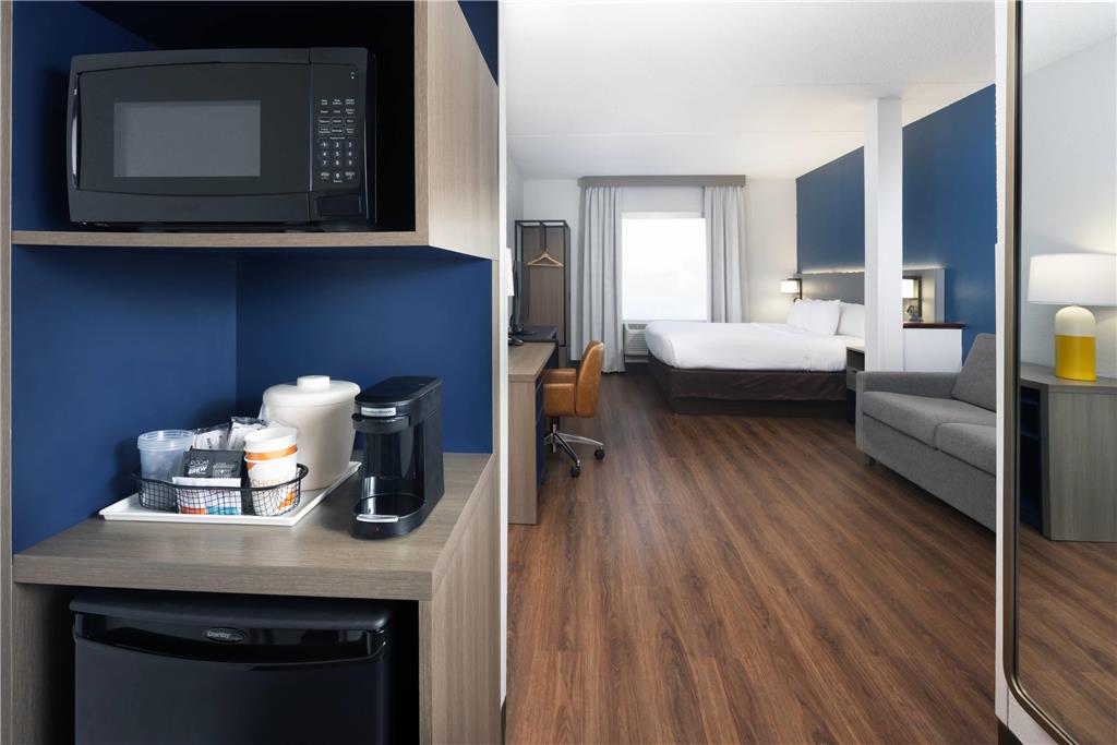 Comfort Suites Outlet Center - photo 16