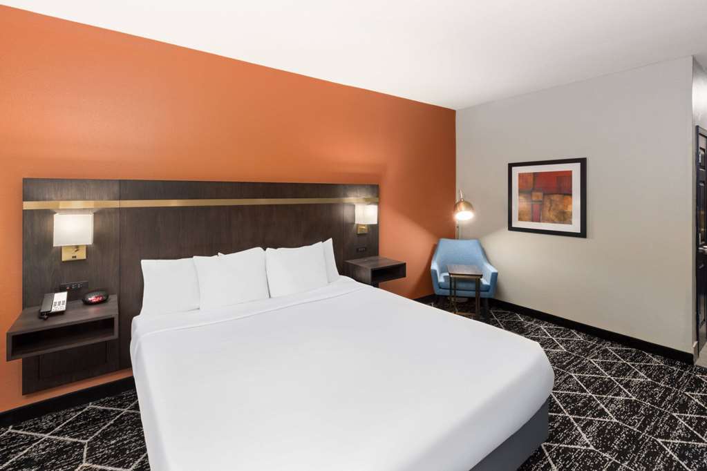 La Quinta Inn & Suites by Wyndham Olathe - photo 22