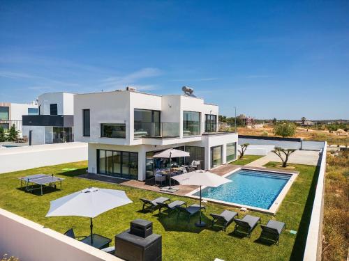 Encosta Dourada Villa Private Pool Algarve — 4-Star Luxury Hotel in Pera, Portugal