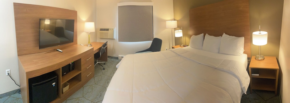 Super 8 by Wyndham Oshkosh Airport - photo 5