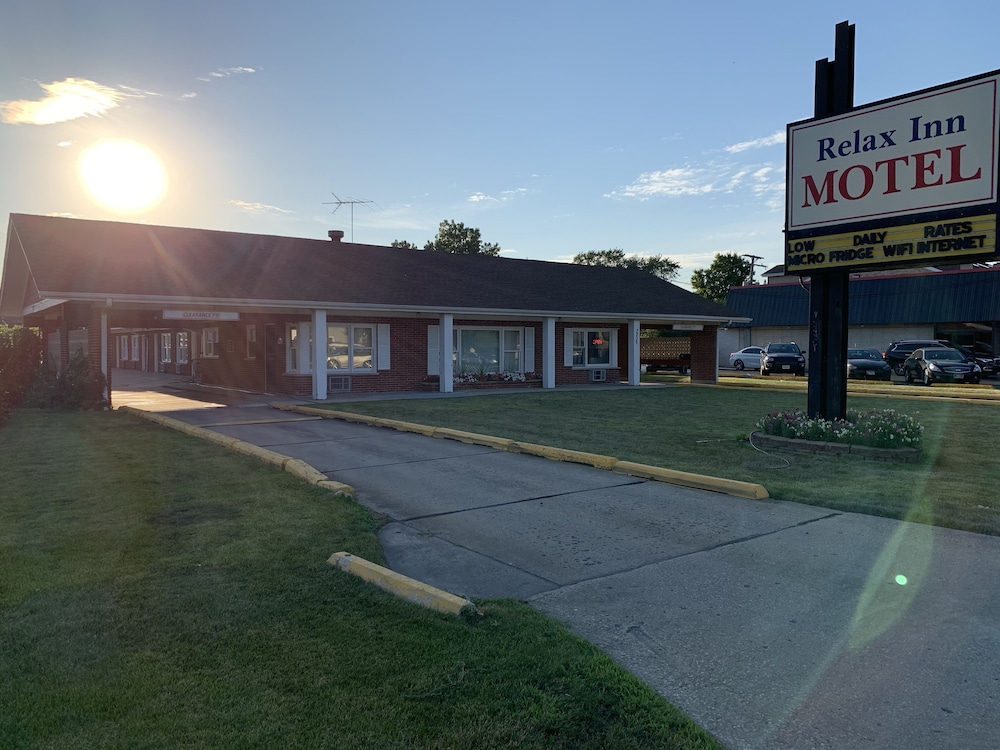 New Relax Inn - carbon neutral hotel in Bridgeview