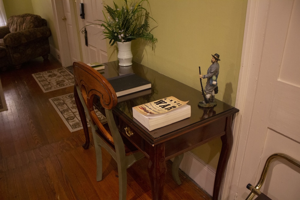 Inn at Lincoln Square - photo 17