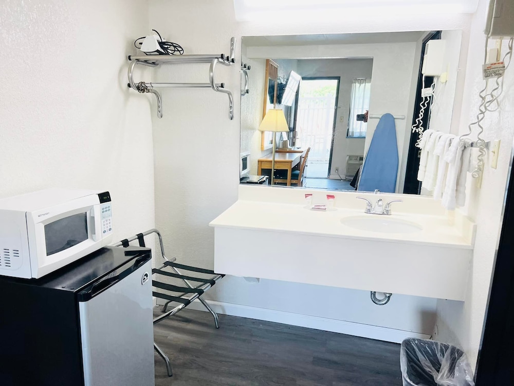 Super 8 by Wyndham Fort Scott - photo 5