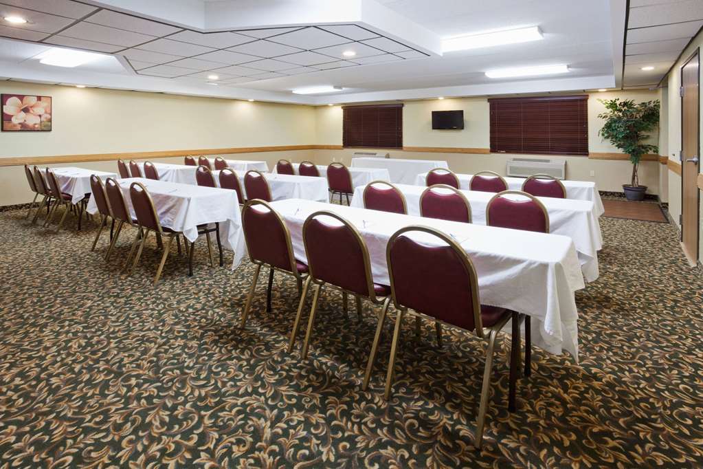 AmericInn by Wyndham Fargo West Acres - photo 17