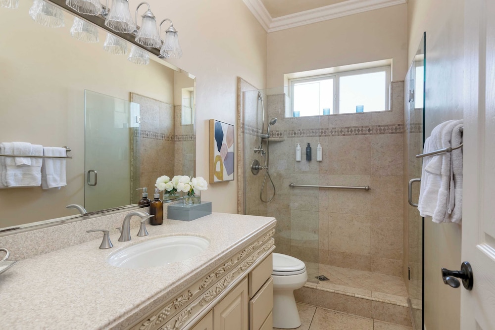 Grand Contento by AvantStay Extraordinary Estate w Pool Movie Room - photo 28
