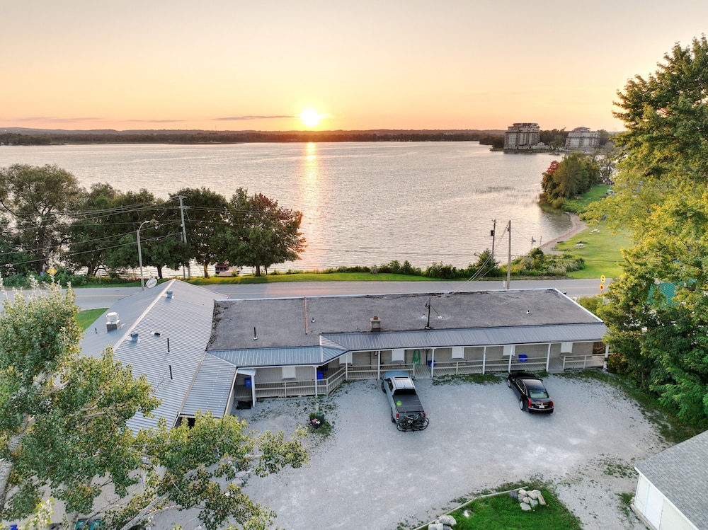 Lakeside Inn - carbon neutral hotel in Orillia